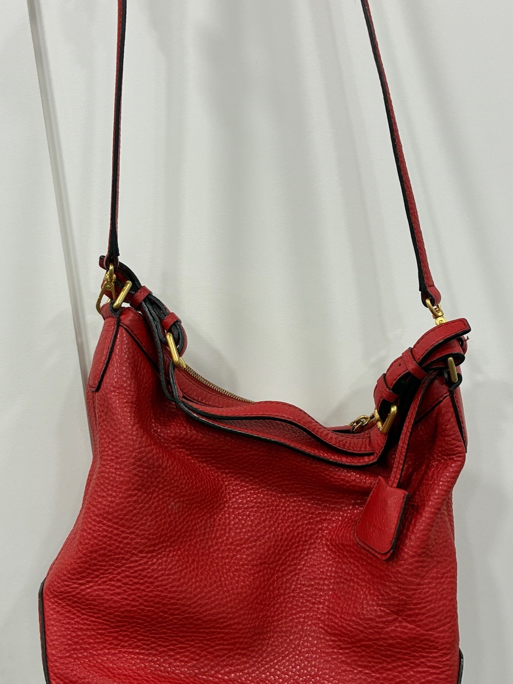 MCM red Pebbled Leather Women’s Shoulder Bag with Gold Plaque-preowned - Picture 3 of 9